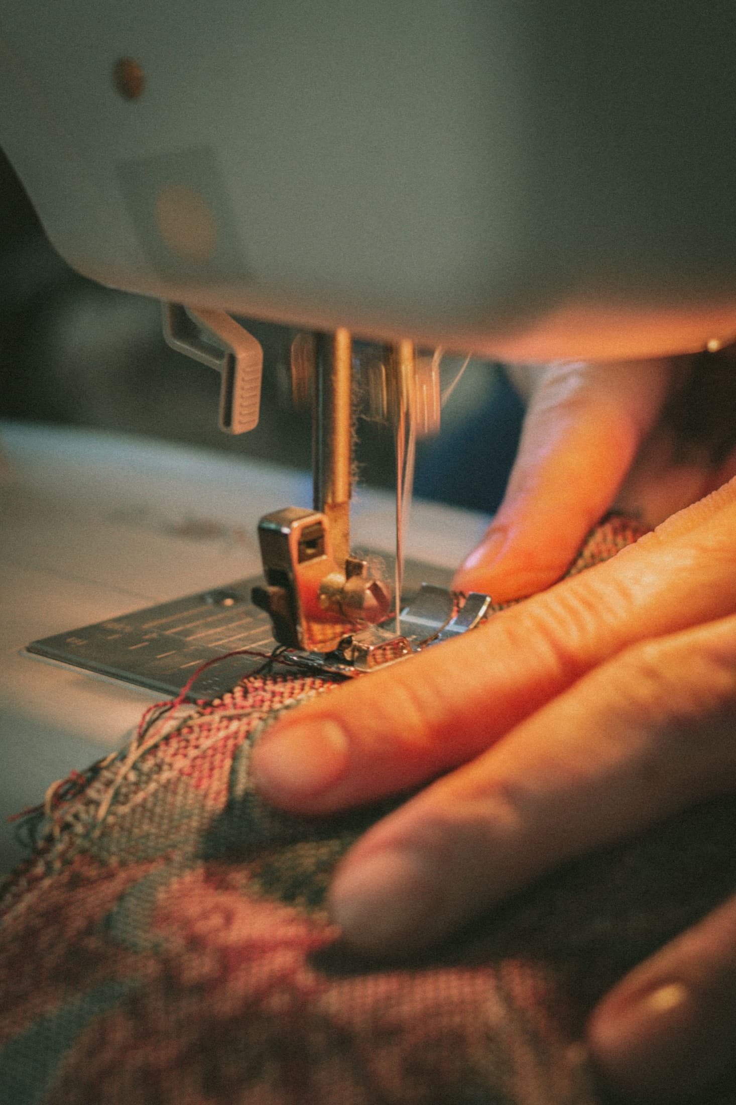 Dettaglio di lavorazione nell'atelier Sartoria Zavatti